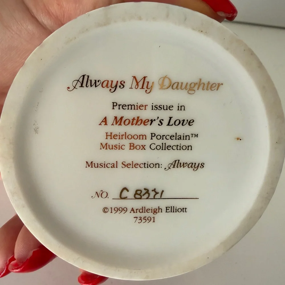 Pink and White Ceramic Gift Box - Picture 3 of 7